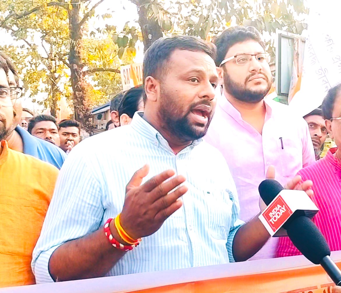 RoshanLalBittu's tweet photo. महँगी शिक्षा, केंद्रीय और राज्य विश्वविद्यालयों में फीस वृद्धि, बंगाल में व्यापक शिक्षा भ्रष्टाचार और बेरोजगारी के खिलाफ बशीरहाट, पश्चिम बंगाल में उत्तर 24 परगना जिला छात्र परिषद- @NSUI द्वारा आयोजित विशाल रोजगार मार्च में भाग लिया। https://t.co/WuZWvEKgdC