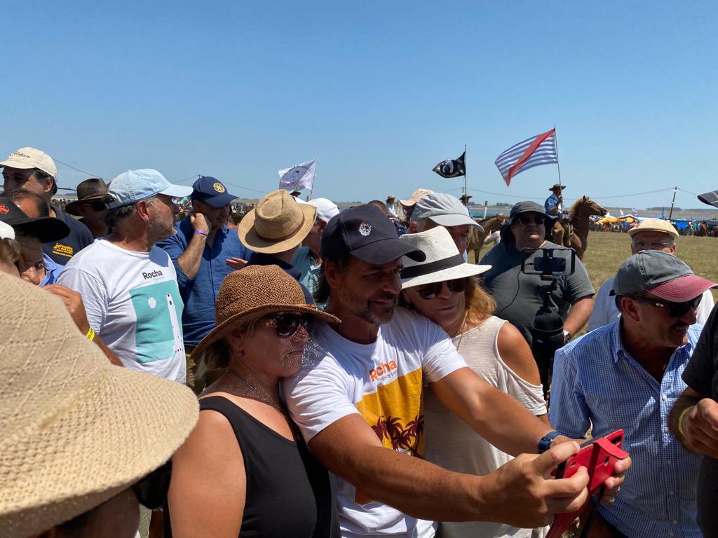 LuisLacallePou's tweet photo. Compartimos la jornada con vecinos de distintos pagos de nuestro país que se acercaron al Festival de Rotary que se realiza en la Represa de India Muerta, en el departamento de Rocha. https://t.co/cHTN8PJm38