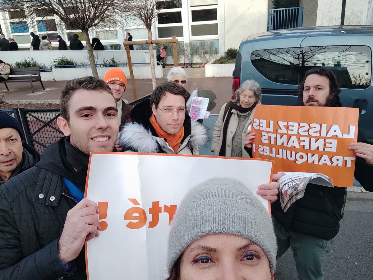 ADEE_Officiel's tweet photo. Nous étions jeudi à Saint-Maur-Des-Fossés devant 2 écoles et 1 lycée. Nous avons parlé du COVID, des retraites et de la guerre. De beaux échanges avec tout le monde ! Ne laissons pas nos enfants dans un monde de guerres, d'inflation et de restrictions : battons-nous ! https://t.co/B9gVnt3Gqj