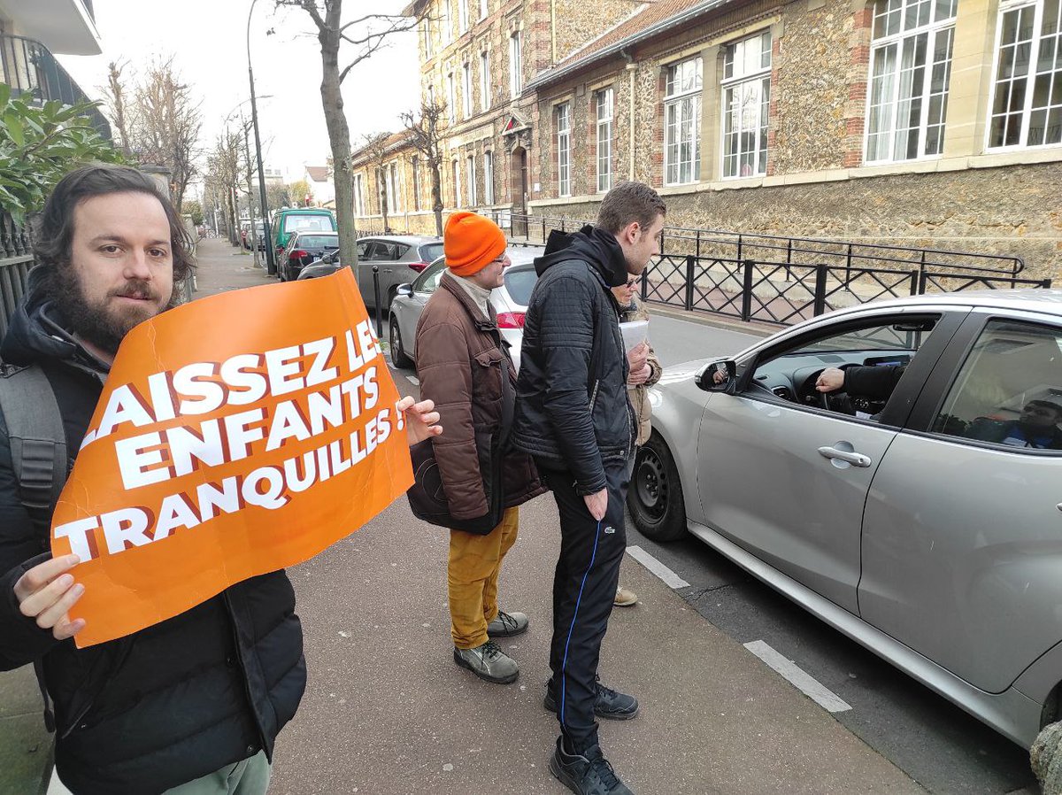 ADEE_Officiel's tweet photo. Nous étions jeudi à Saint-Maur-Des-Fossés devant 2 écoles et 1 lycée. Nous avons parlé du COVID, des retraites et de la guerre. De beaux échanges avec tout le monde ! Ne laissons pas nos enfants dans un monde de guerres, d'inflation et de restrictions : battons-nous ! https://t.co/B9gVnt3Gqj