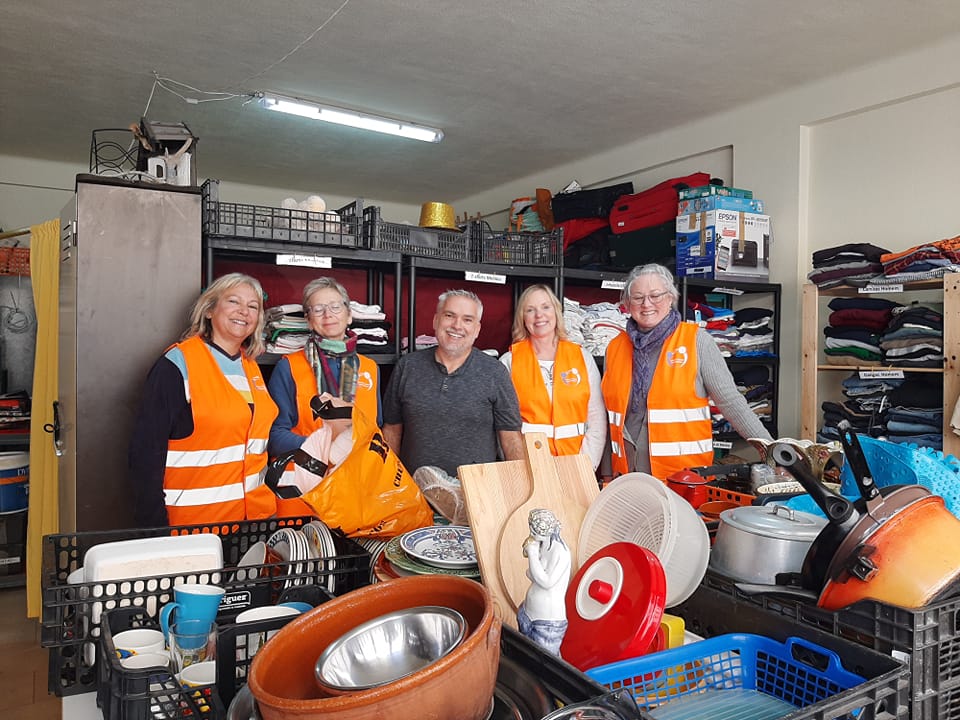 Another Wednesday sorting the donations made to Joaquim Sá and 'Da Volta a Casa'.
Thank you to our SCV volunteers again. Help is always needed. If you have a few hours to spare on Wednesdays or Saturdays to help, Sundays to help making up the hampers, then please get in touch