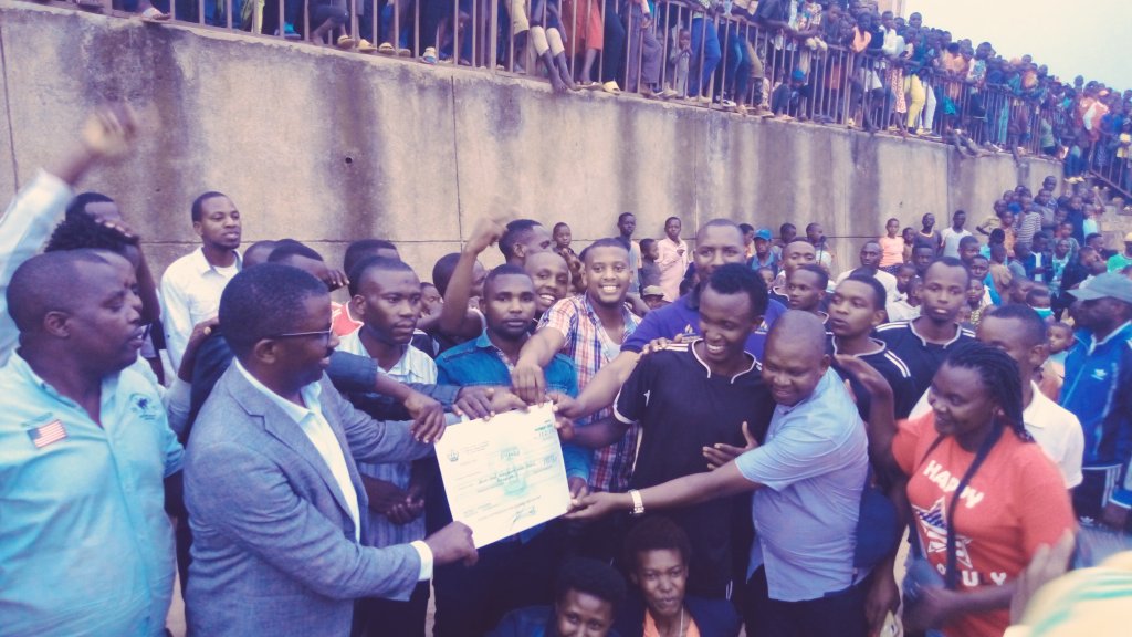 GISAGARAYEGO's tweet photo. None #UKC muri @GisagaraDistr  yageze k'umusozo,Ubwo hakinwaga imikino yahuzaga #abahungu #abakobwa,kub'abahungu umurenge wa #Nyanza Utwaye #igikombe,abakobwa #mukindo niyo #Igitwaye, umushyitsi mukuru yari Hon.Mayor wacu hamwe na VM/ED na Reserve Force Commander @RwandaLocalGov https://t.co/m4VzBwsUlV