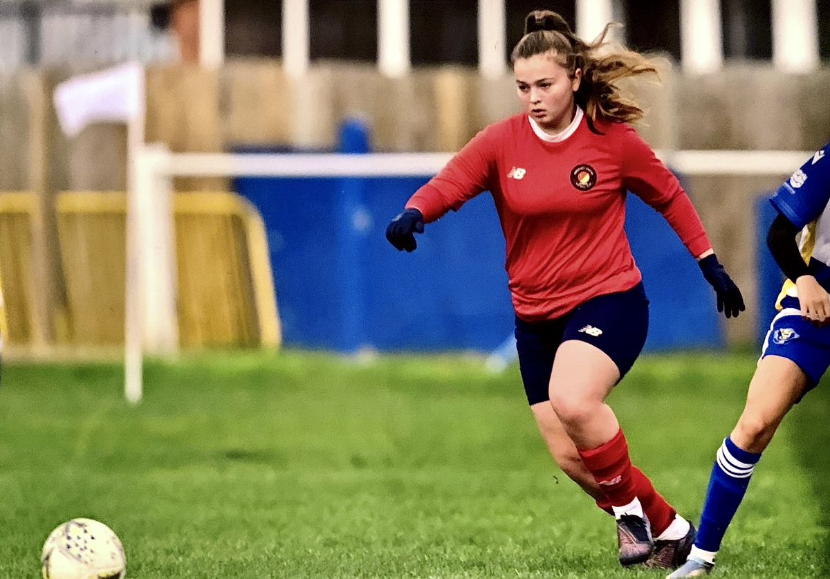 DidiLloydCAM1's tweet photo. My photo from @wusphoto that my grandpa ordered. Loving that @EUFCofficial red @EbbsfleetWomen @EUWFCJPLGIRLS #UpTheFleet ❤️🤍⚽️🚢 https://t.co/tFGnSvmrWM