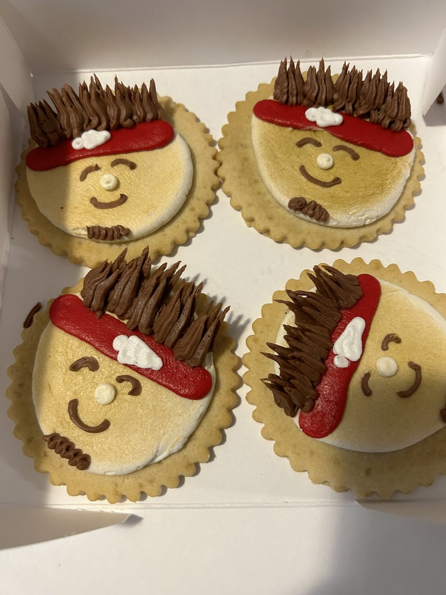 NewBobbie's tweet photo. Go KC Chiefs look at these fun adorable cookies  !!!! https://t.co/VwFfVByneF