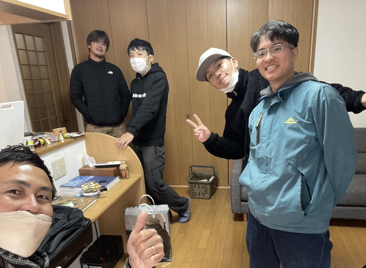 fcbyaro's tweet photo. 弾丸九州行…の合間を縫って。今後1ヶ月以内に南米、北米、アフリカ、アジア、それぞれに向かう旅友4人と語らった週末
「エンゼル釣ったか…って、アラリも？しかも #MX_0 かよ!」
みたいな濃い会話を、豚骨ラーメン（あっさり）を食べながら…みなさん道中気をつけて！
#MonsterKiss #モンスターキス https://t.co/2mOpT80IBg