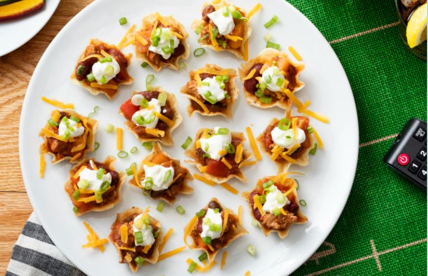 Talk about a touchdown… Take a bite out of your prep time this #SuperBowlSunday with these easy to make Turkey Chili Party Bites! Crunchy, savory, spicy goodness… Follow the recipe here >> eatturkey.org/recipe/turkey-…