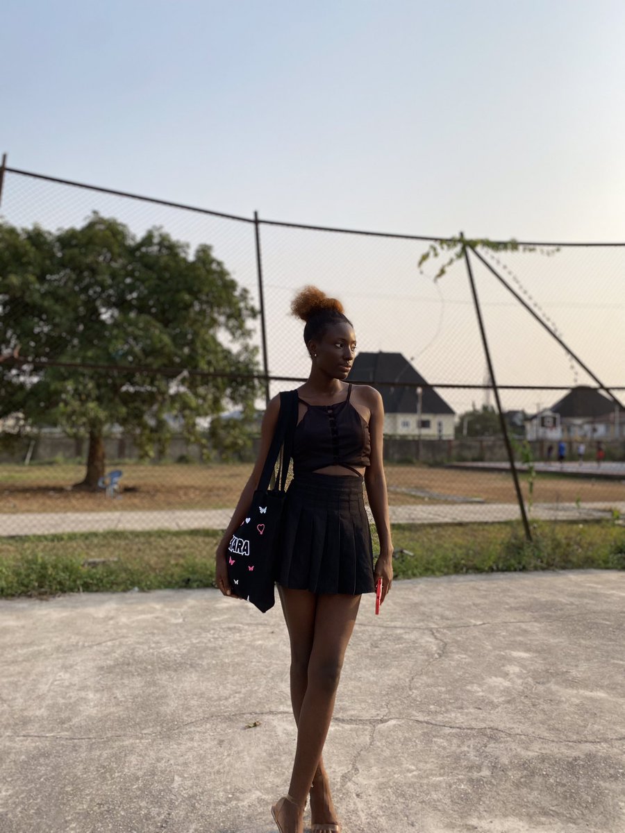_blackara's tweet photo. Yes I am 5’11 🔥 unapologetically black https://t.co/vW4wqrXNsi