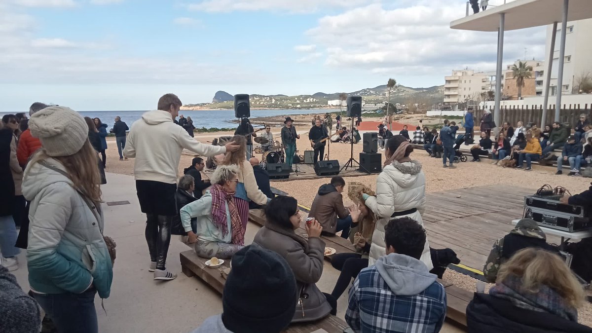 SalvemSaBadia's tweet photo. Avui hem col·laborat en la jornada solidària #SantJosepContraelCàncer a Caló de s’Oli, amb food trucks i música en viu. Un gran dia!
#SalvemSaBadia #EstimSaBadia #Eivissa #Ibiza https://t.co/hajgRVD5d9