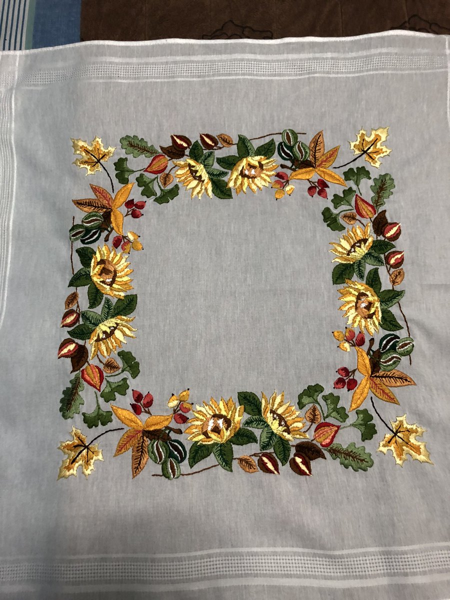 lamesamarco's tweet photo. My last artwork . Six month job, but it was all worth.  Just a little present for my mother .  The tablecloth size is 80 x 80 cm 

我最后的作品。 六个月的工作，但这一切都是值得的。 只是给我妈妈的小礼物。 桌布尺寸为 80 x 80 厘米。 https://t.co/GeUWSbnOW9