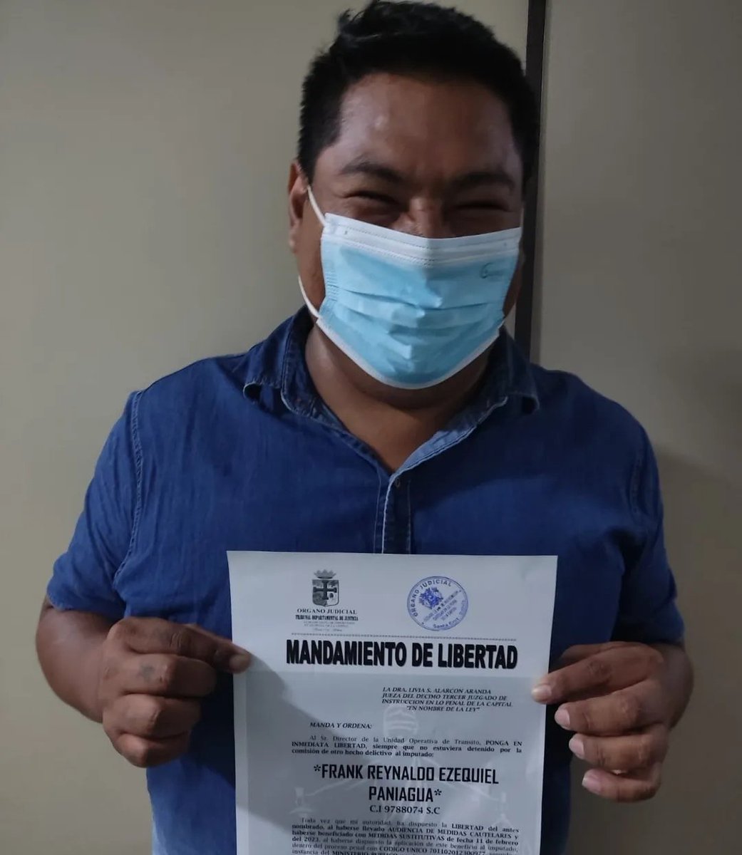 Matón y borracho al volante, un inminente peligro para la sociedad, expresión acabada que representa toda la inmundicia dirigencial del MAS. Sonriente  y sin disimulo nos refriega que el es impune y que seguirá haciendo de la suyas ¡HE AHÍ LA JUSTICIA MASISTA!