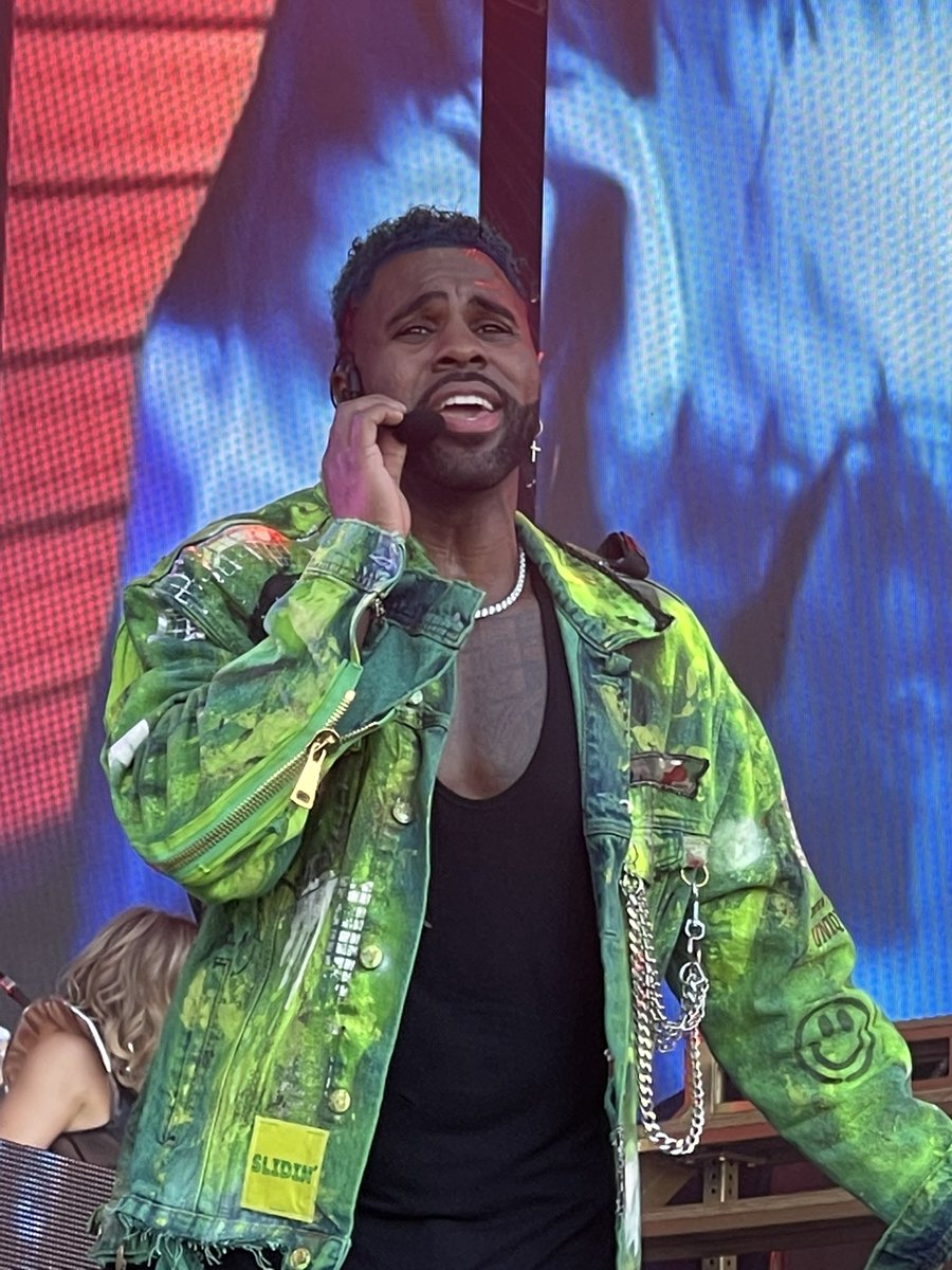 Lovin <a href="/jasonderulo/">Jason Derulo</a> at <a href="/SuperBowl/">Super Bowl</a>!