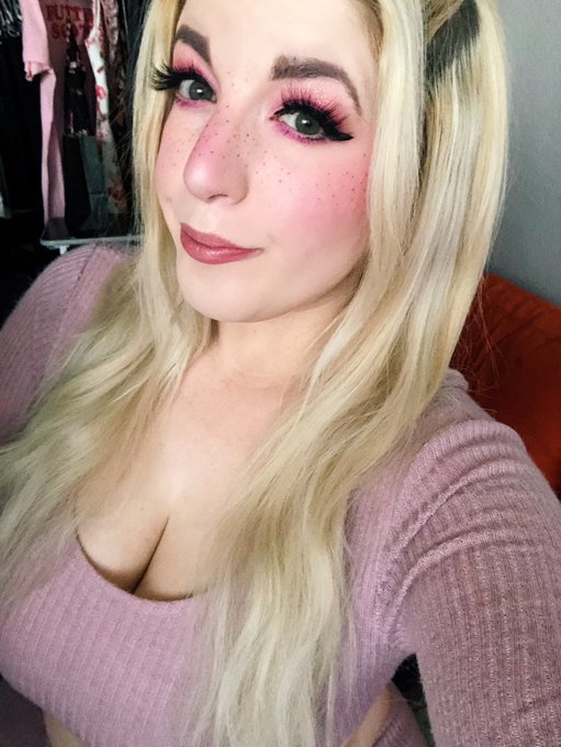come pregame with me? 🤔  links below! https://t.co/NUnUveR32L