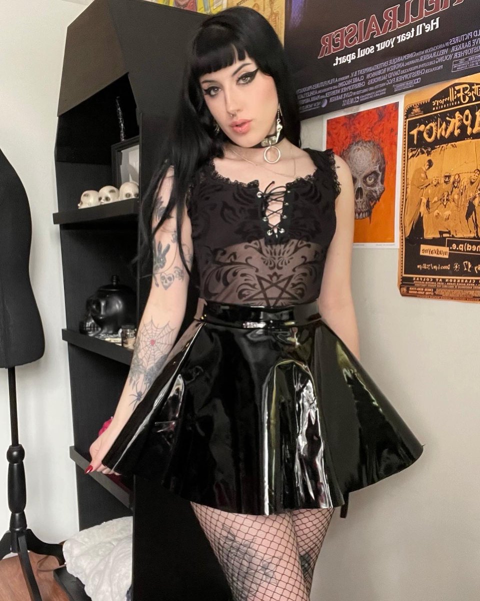 cemeterygjrl's tweet photo. Piggies get locked up ๐
#chastity #locked #goth #gothgirl #latex #pvc #domme #findom #femdom #tribute #humanatm #sph #humiliation #slaveapplications #model https://t.co/eFea7LCOBC
