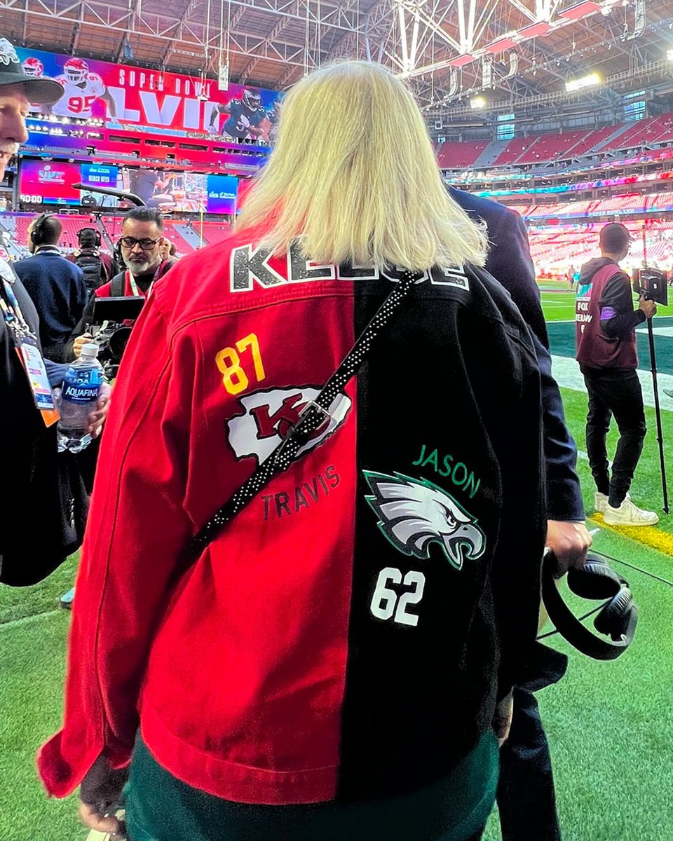 SportsCenter's tweet photo. MAMA KELCE IS IN THE BUILDING ❤️

(via @NFL) https://t.co/sq3dXRPTwQ