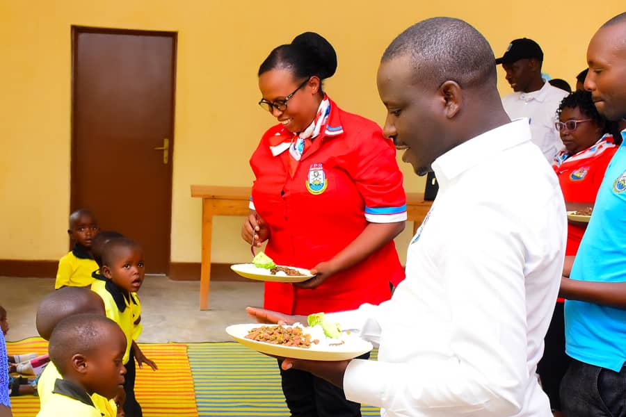 Abanyamuryango ba #Kibirizi n'abana barishimira ibyiza #RPF yabagejejeho kubwo ibiganza byiza! Hari kuri iki cyumweru ubwo abanyamuryango ba #FPR mu murenge wa #Kibirizi bahuzwaga no kwishimira isabukuru y'imyaka 35 <a href="/rpfinkotanyi/">FPR-Inkotanyi</a> imaze ibayeho. Ubusabane n'ineze mu banyamuryango