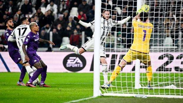 Era chiaramente dentro, non come quello di #Muntari. La #TrinceaJuve conferma il gol e la vittoria! <a href="/gianper/">gianper</a> <a href="/matusa69/">Andrea Uggetti</a> <a href="/VitoSodano/">Vito Sodano</a> <a href="/giancarlosudano/">Giancarlo Sudano</a> <a href="/VFrancavilla/">Valentina Francavilla</a> <a href="/mikid303/">Michele Donati</a> <a href="/mattscanna/">Matteo Scannavini</a> <a href="/contz/">Contz</a> #JuveFiorentina