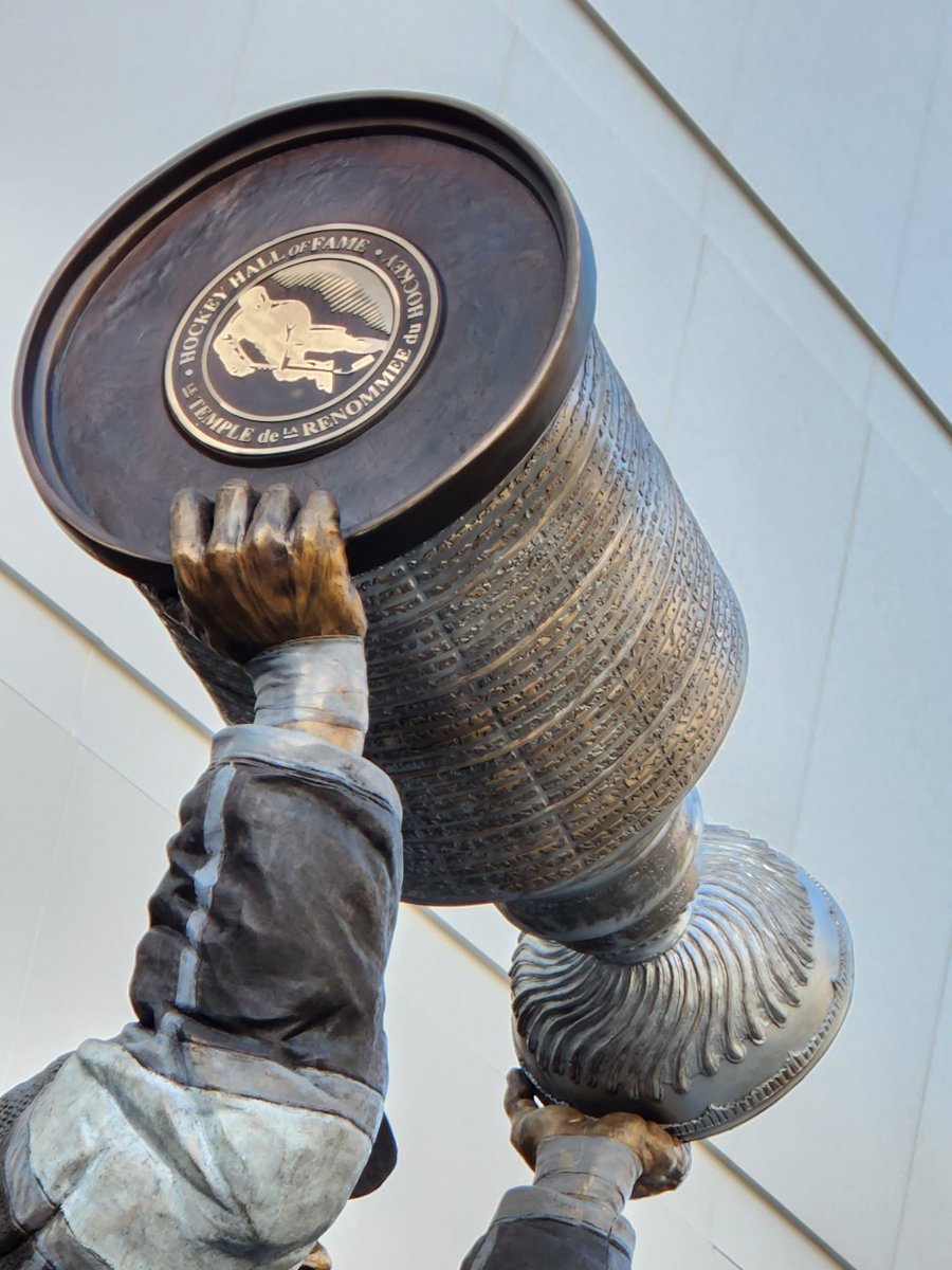 keeperofthecup's tweet photo. Big Night for @DustinBrown23 last night in @LAKings. Jersey retirement, statue unveiling, and a surprise guest #StanleyCup @nhl
@HockeyHallFame https://t.co/QoLmwZOSXO
