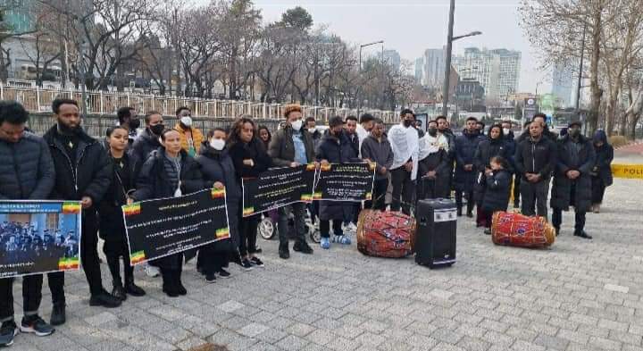 EA_DevCouncil's tweet photo. ✅️ South Korea 🇰🇷: Ethiopians in South Korea rally for #OrthodoxProtest. Global solidarity with #EOTC. በደቡብ ኮሪያ የሚገኙ ኢትዮጵያዊያን ዛሬ የተቃውሞ ሰልፍ አድርገዋል። #OrthodoxUnderAttack https://t.co/6LEoErPk5H