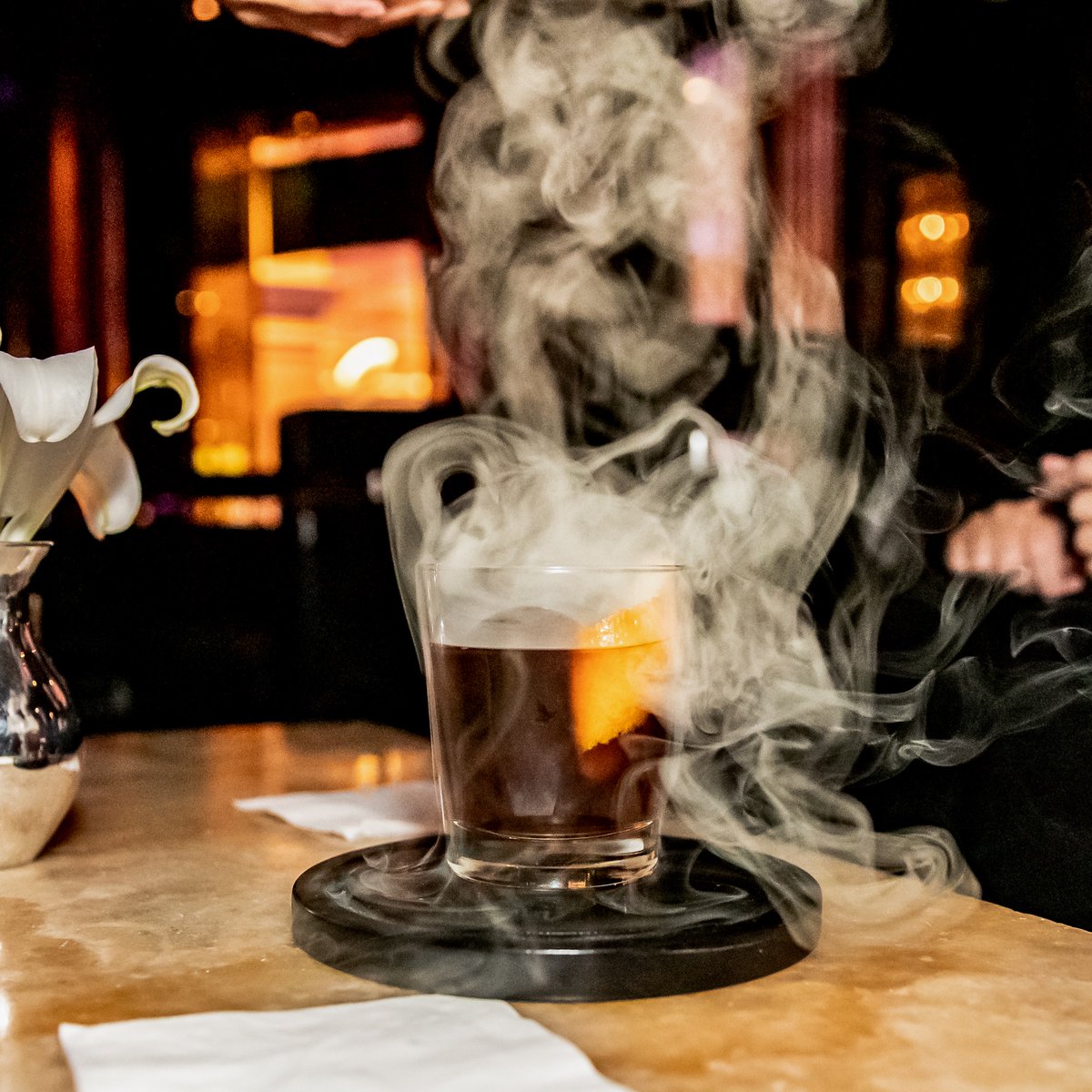 A smoky old-fashioned for the win! 🥃 💨 #LilyBarLV 
spr.ly/60103cfK2