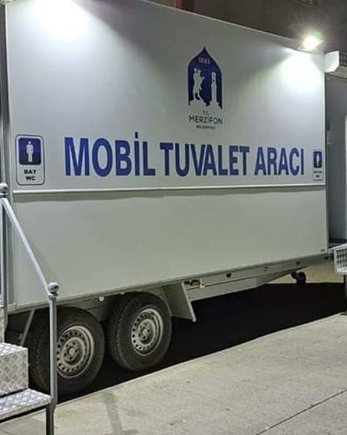 5. Ana Jet Üs Komutanlığımızla işbirliği içerisinde, ilgili makamlarla diyalog halinde jeneratör ve bütün ekipmanıyla uzun bir yolculuktan sonra Kahramanmaraş merkeze intikal ettirilen Mobil Tuvalet Aracımız, sağlıklı bir şekilde hizmet vermeye başladı.