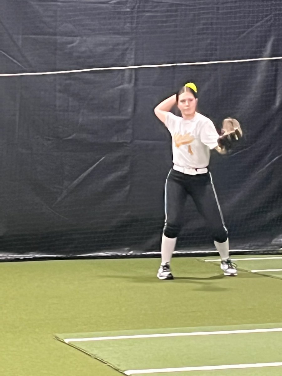 Girls had a great workout today!! Got a bunch of reps, breaking down their form and actions during fundamental work!! Awesome job ladies!!!
#HAWKSSTRONG #OHIOHAWKSDRAKE