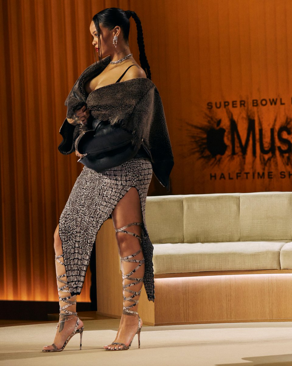 AppleMusic's tweet image. Happy @rihanna Day. ✨
@RocNation @NFL @NFLonFOX #SBLVII #AppleMusicHalftime apple.co/RihannaSpatial