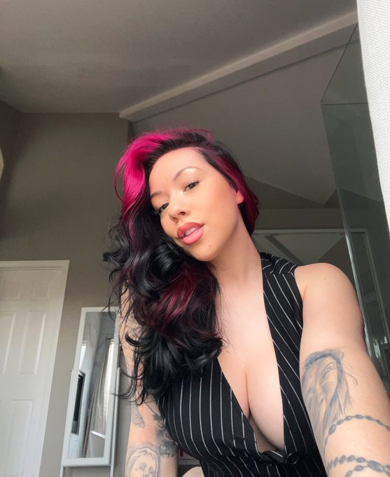Selfie Sunday&hellip;.🥰🖤 https://t.co/LzZkuDaoF2