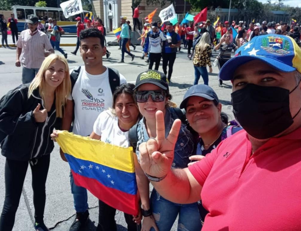 MisinRobinsonP2's tweet photo. ¡Nuestra Juventud Misonera!

Marcha junto a nuestra Maestra Mayor @_LaAvanzadora en la Gran Marcha del #DiaDeLaJuventudPatriota 

¡Necesario es Vencer!

@NicolasMaduro 
@Sociabolivarian 
@MervinMaldonad0 https://t.co/c34xYG8LZq