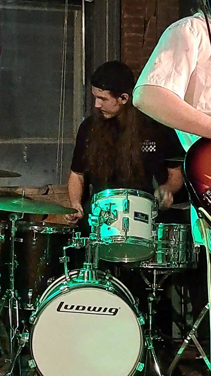 awimmr's tweet photo. I was at this awesome Melon Collie Caravan show last night when I noticed something...the drummer is a @thebeaches fan. Nice to see bands supporting other bands! #meloncolliecaravan #drummer #thebeaches #thebeachesfan  #bandssupportingbands #ygkmusicians https://t.co/JTcP76GPOZ
