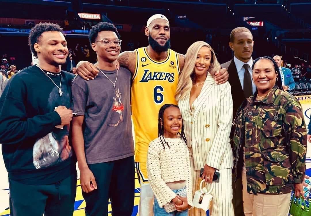 HangOnSloopy42's tweet photo. Twitter chose violence today. 
#LeBron #NBA #AllTimeScoringLeader #Delonte https://t.co/zFQ3EbiMFm