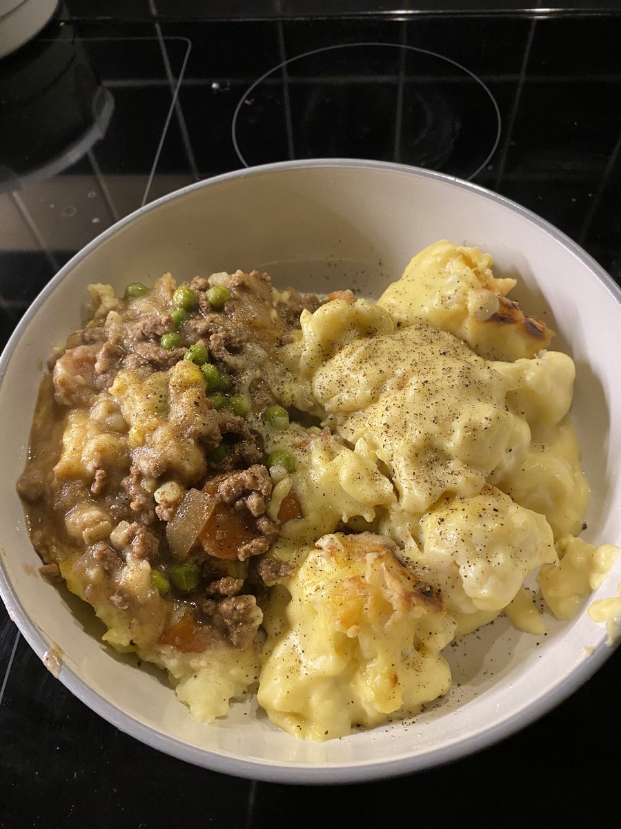 marccollier4's tweet photo. @ratemyplatenow Cottage Pie with Cauliflower Cheese….. https://t.co/hlqfZRYCrg