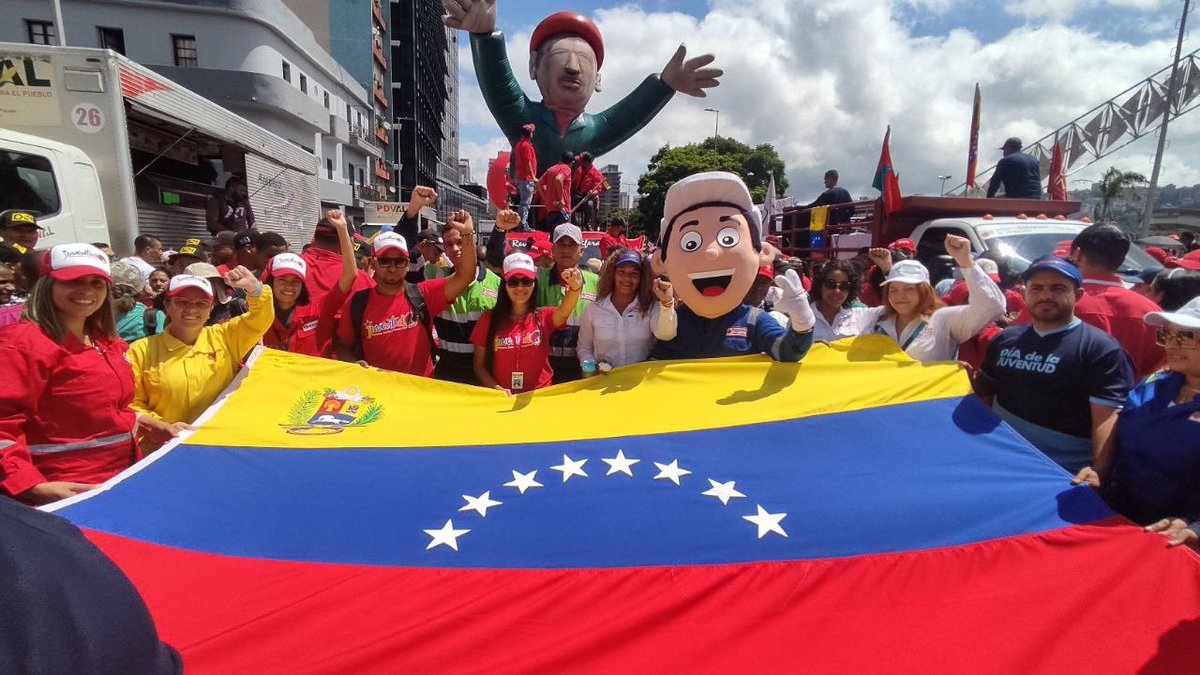 PrensaPequiven's tweet photo. Con su peculiar personalidad, #Pequito presente en la marcha del “Día de la Juventud”.
#DiaDeLaJuventudPatriota
#Petroquímica
@TareckPSUV
@TellecheaRuiz https://t.co/eWmyQlSJIZ