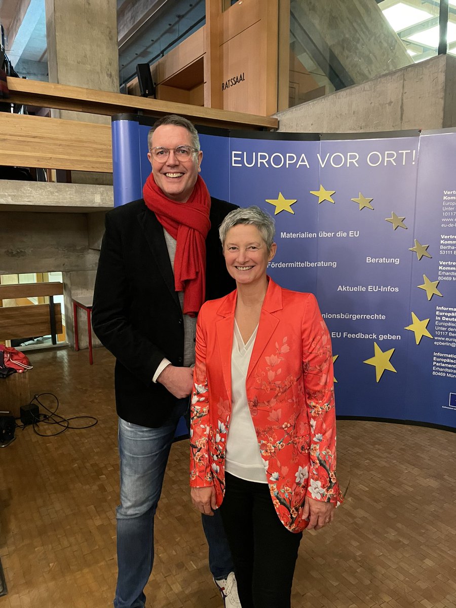 Alex_Schweitzer's tweet photo. So stolz auf Beate Kimmel.
Sie hat den ersten Wahlgang in #Kaiserslautern sehr eindeutig für sich entschieden. Jetzt hängen wir uns alle nochmal richtig rein - und Beate wird erste #Oberbürgermeisterin in der Aufsteigerstadt! #Lautre #SPD https://t.co/WCQqSMtKaE