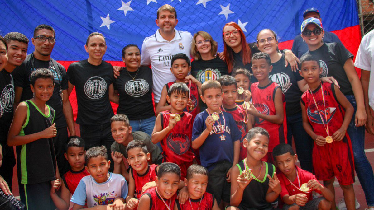 Hoy en Caucagüita junto a nuestra Sec Juvenil <a href="/EvelynPintoD/">Evelyn Pinto</a> celebramos el Día de la Juventud.

Nuestro compromiso es devolverles a ellos una Venezuela de progreso y oportunidades para su futuro, q permita reunir a nuestros muchachos nuevamente con sus familias ¡Lo vamos a lograr!