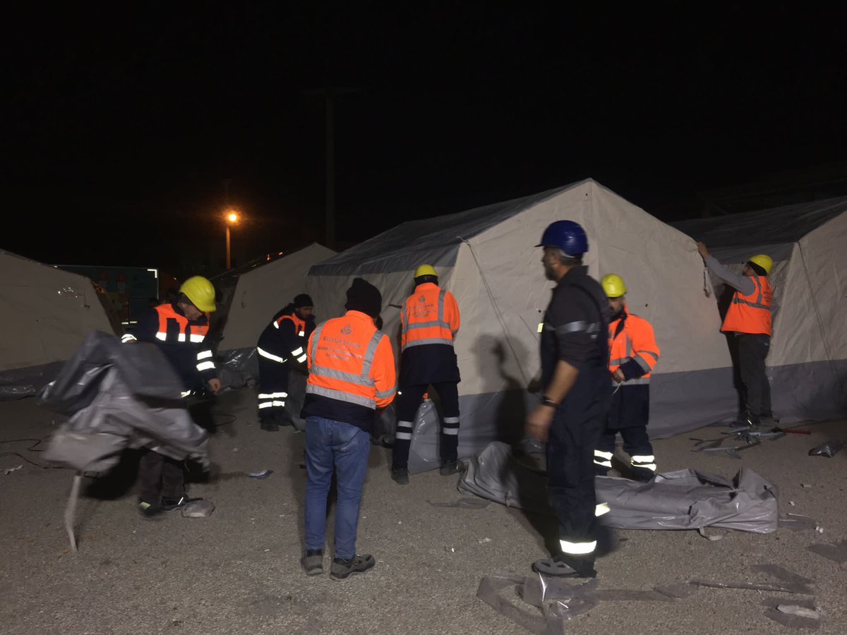 #Hatay bölgesinde bulunan ekiplerimiz; arama-kurtarma, enkaz kaldırma ve geçici barınma alanları hazırlıkları konusunda çalışmalara devam etmektedir. #hatay #deprem #birliktebaşaracağız