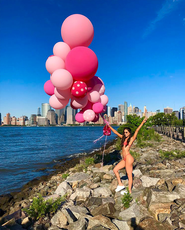 The American influencer Jen Selter with a huge bunch of balloons😯🎈#jenselter #americangirl #fitgirl #bikinigirl #summermemories #skyscraper #seaside #influencer #pinklover #balloons