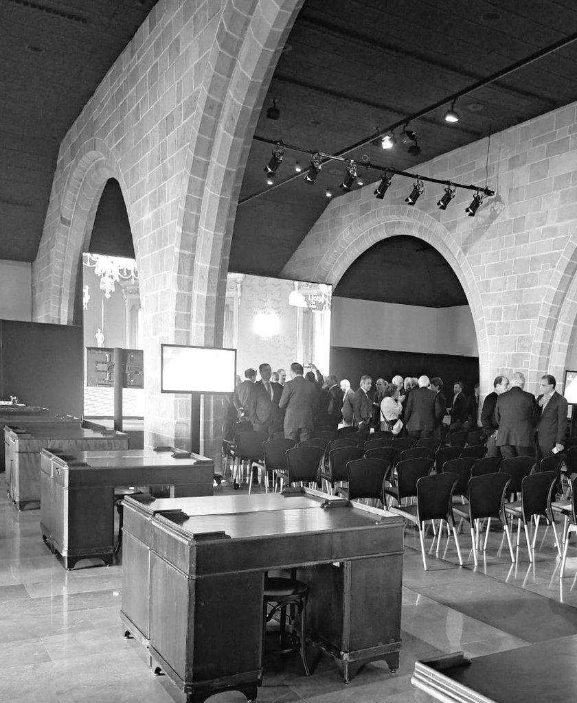 ConsulMexBCN's tweet photo. Con colegas del #CuerpoConsular en #Barcelona conocimos en días pasados los planes de internacionalización de empresas catalanas | Valiosa presentación de Mónica Roca, presidenta @CambraBCN en la Llotja de Mar, emblema de la historia comercial de esta ciudad y puerto con el 🌎🌍 https://t.co/0Aaz8JWYGY