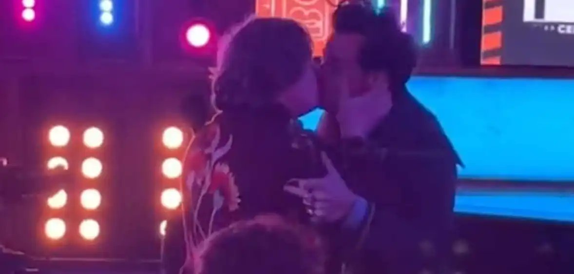 JennyG97's tweet photo. There was a time when Lewis Capaldi was small enough that we could tweet back and forth and now he's at award shows kissing Harry Styles. Amazing https://t.co/rpW1qF07tv