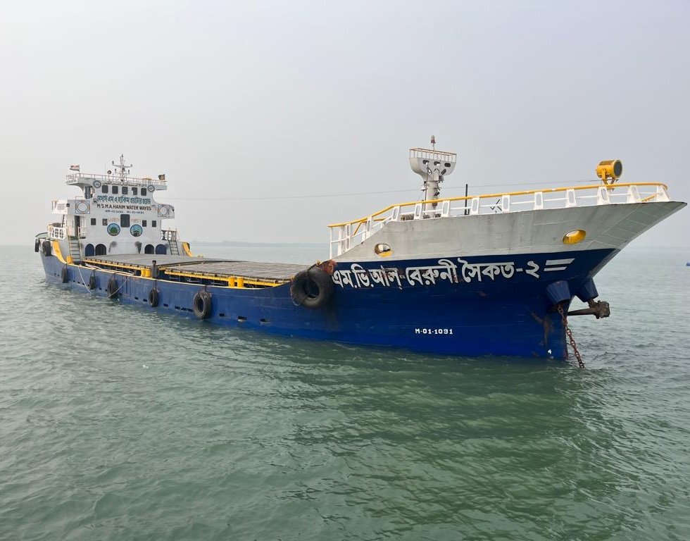 Irresponsible anchorage of Bangladesi ships carying fly ash,is causing havoc damage to the already vulnerable & eroding shoreline of Jharkhali. Also, obstructing fishermen in their business and interrupting an important tiger corridor. #Sundarban #IndoBangladesh