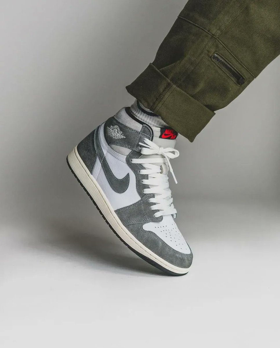 SneakerNews's tweet photo. On-Foot Look: Air Jordan 1 "Washed Heritage" 🧼 https://t.co/z4ogjeK7FR