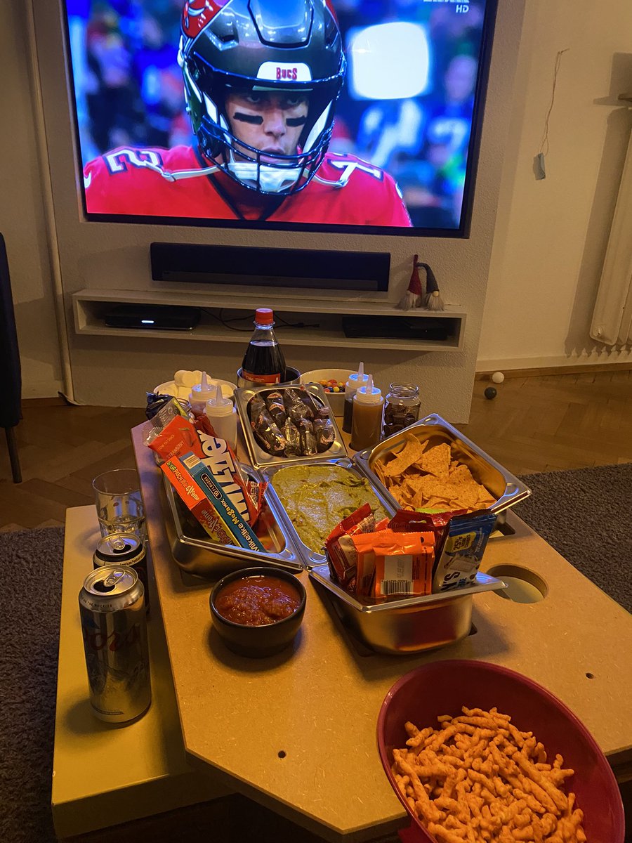 Let the game begin. #snackstadion for two.
#ranNFL #ranNFLsuechtig #SuperBowl
