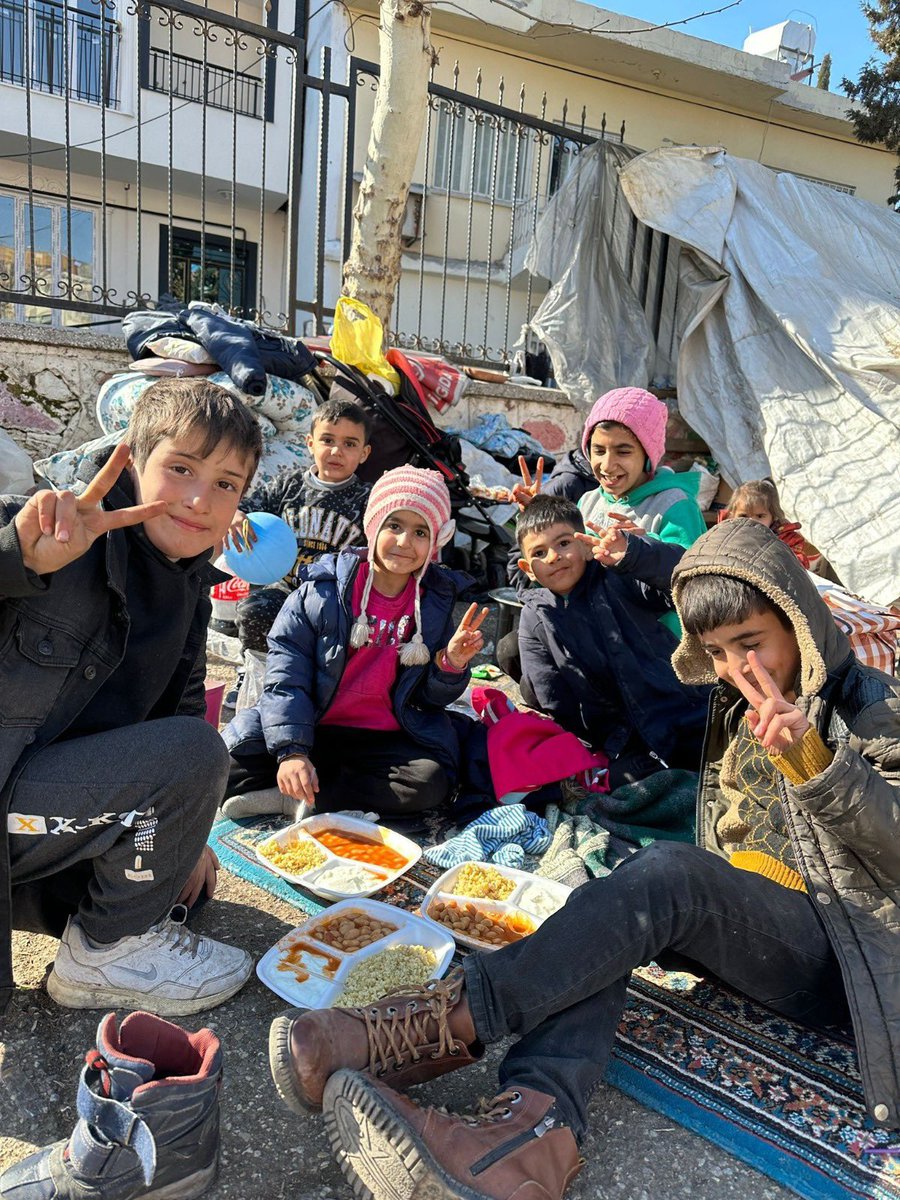 WCKitchen's tweet photo. To reach as many impacted families as possible, WCK teams are partnering with local restaurants able to cook for neighbors in need. Yesterday, our restaurant partner Hazar delivered 7,000 hot, nourishing meals to residents—including many children—in Adıyaman. #ChefsForTürkiye https://t.co/ZZjcuyZcFb