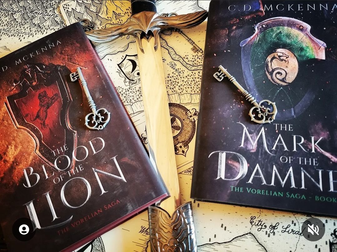 #WritingCommunity 

You ever take photoshoots of your books? 😂😂

#books #sundayvibes