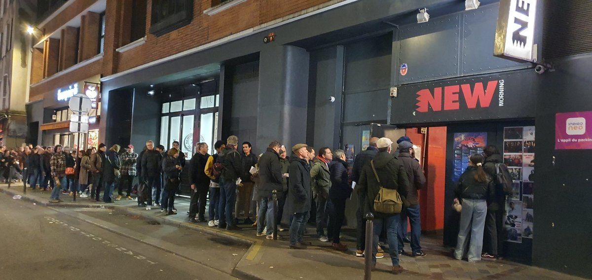 Une queue impressionnante pour une soirée exceptionnelle de retrouvailles entre #sixun et son public après 20 ans d'absence.