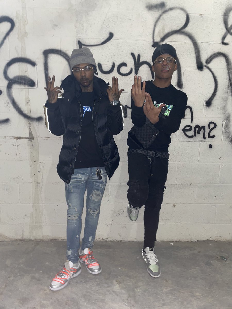 lorpakk's tweet photo. Yung rich niggas really havin off dat trap😰💰 https://t.co/sWKhcMdeho