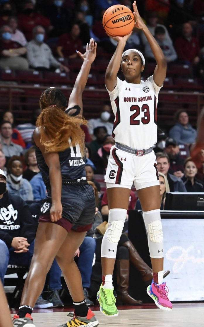 WhosNXTaa's tweet photo. S/O to our 21’ WHOS’SNXT? Alum @breezyhalll checking into the big game early for @GamecockWBB #WhoWillBeNxt Click website in Bio to see other Alum.. #FinalFourDallas https://t.co/zSVjORTUPd
