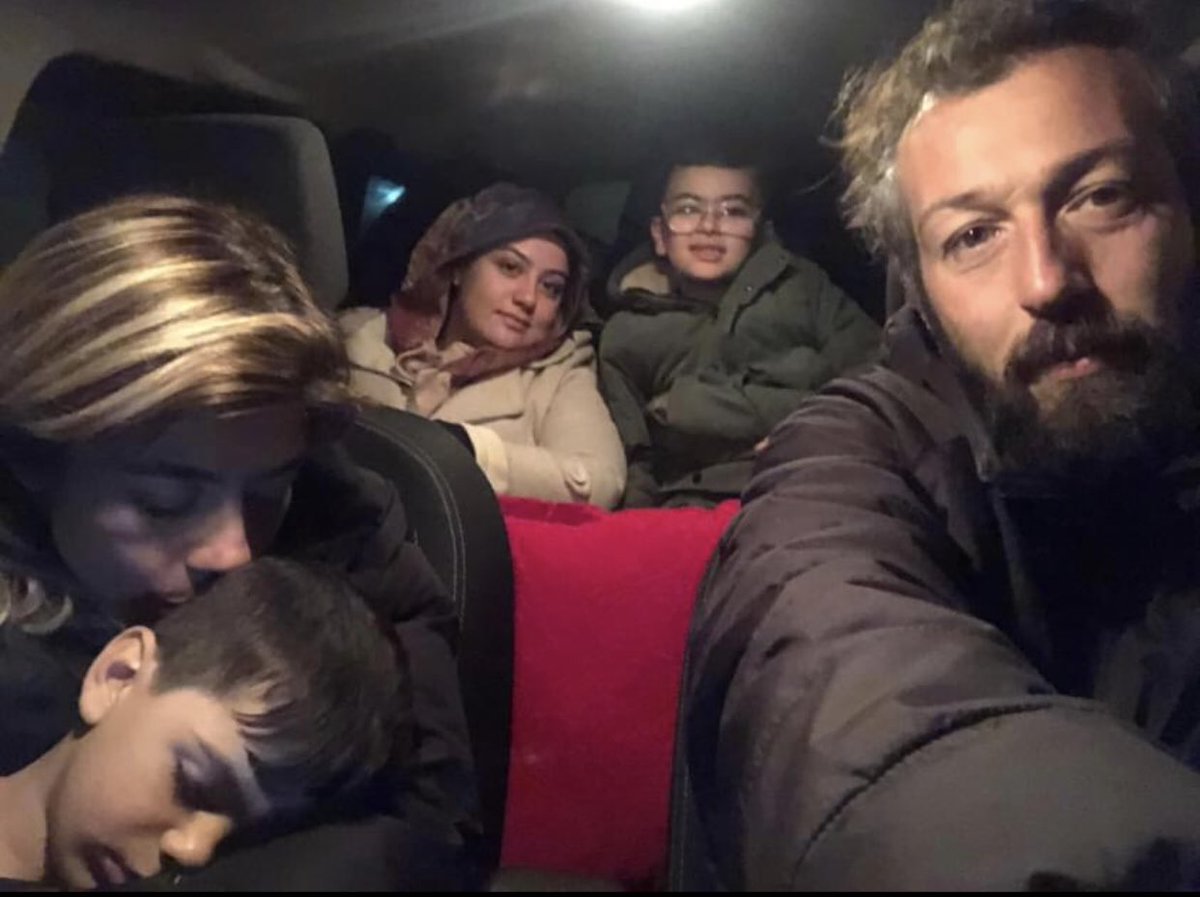 Biz 2 aileyiz,7 yetişkin 2 çocuk Gaziantep’te yaşıyoruz ve maalesef evlere giremiyoruz,arabada uyuyoruz ama gerçekten artık çok zorlaşıyor çocuklarla herşey… 2 adet karavan arıyoruz,yardımcı olabilecek kim varsa Allah şimdiden razı olsun. Bir müddet idare edebileceğimiz,