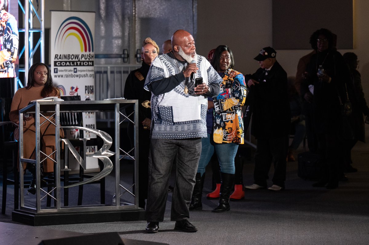 Yesterday @Brandon4Chicago once again commanded the stage at the @RPCoalition Mayoral Forum. So great to see @GKMC18 get commitments on the #PeaceBook!
📸: @paulmgoyette 
#BrandonIsBetter