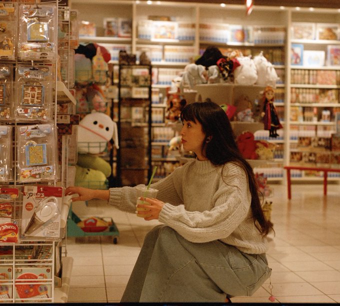 A little candid mall moment 💙 https://t.co/5cJKDMNvE9