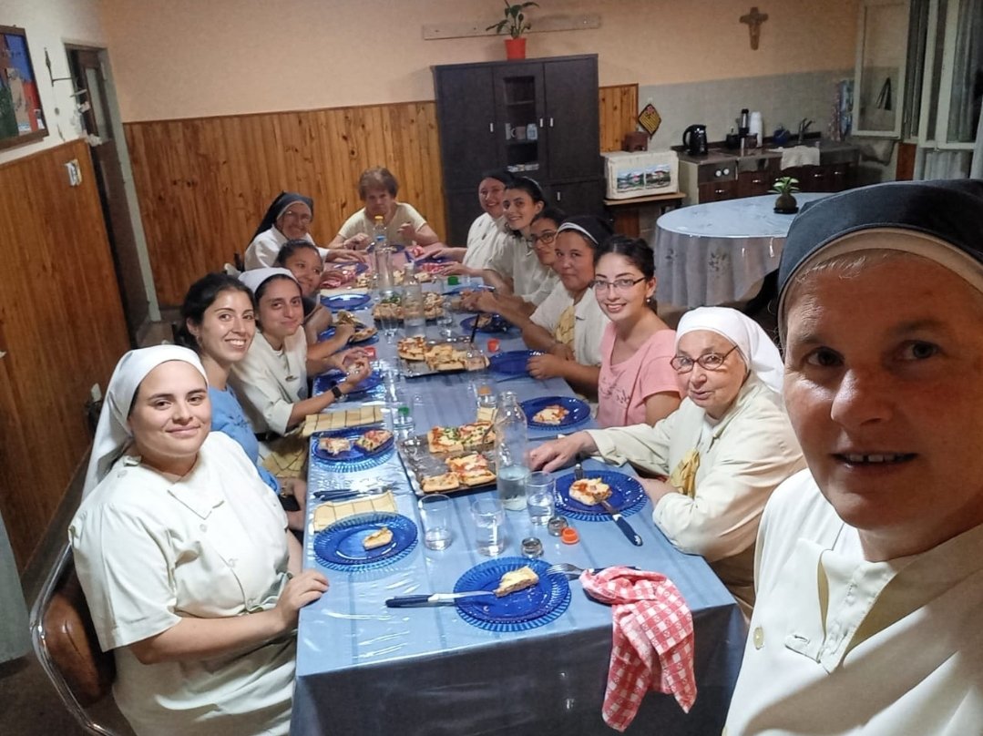 MercedariasNj's tweet photo. La fraternidad empieza por casa. 
Crear y recrear nuestro vínculos en Dios hará que expresemos la vivencia evangélica que experimentamos en lo personal y comunitario. https://t.co/FpkCTOREyo